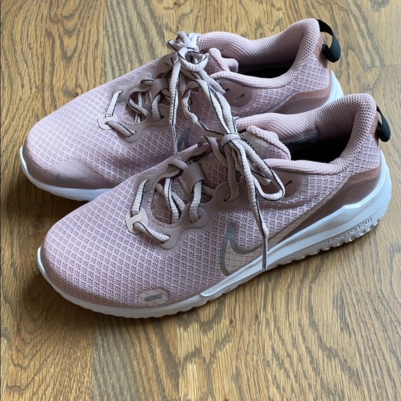 Nike Shoes - Women’s Nike Renew Tennis Shies, size 6